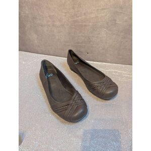Yuu brown faux leather flats size 7.5